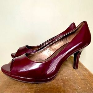2|25 Cranberry Red Patent Platform Peep Toe 3” Heel Pump Size 11 by Bandolino
